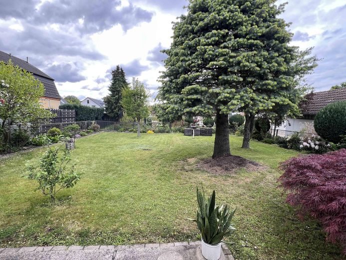 Einfamilienhaus in attraktiver Lage von Berlin-Hohenschönhausen – Garten hinter dem Haus