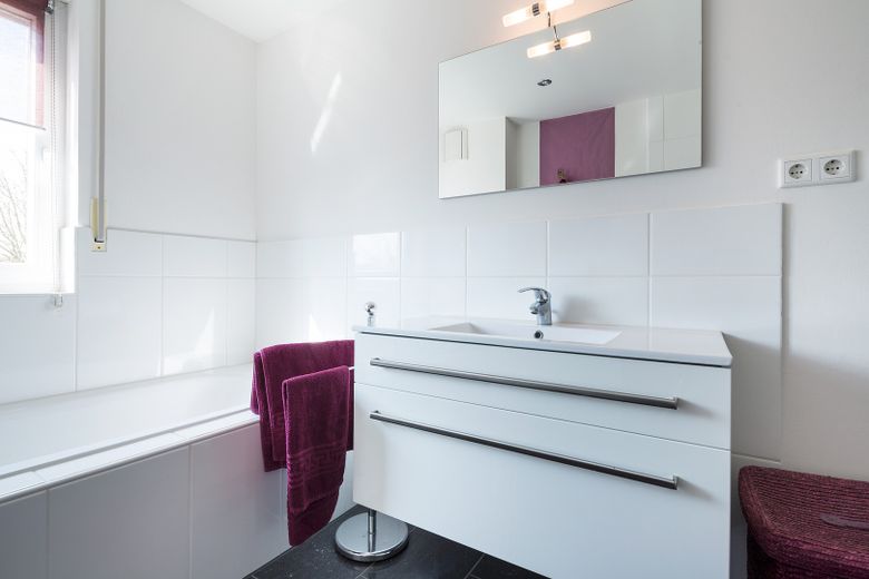 Exclusiv möbl. 2 Zimmer Wohnung in Düsseldorf-Oberkassel NK, Strom + WLAN inkl. – Bad