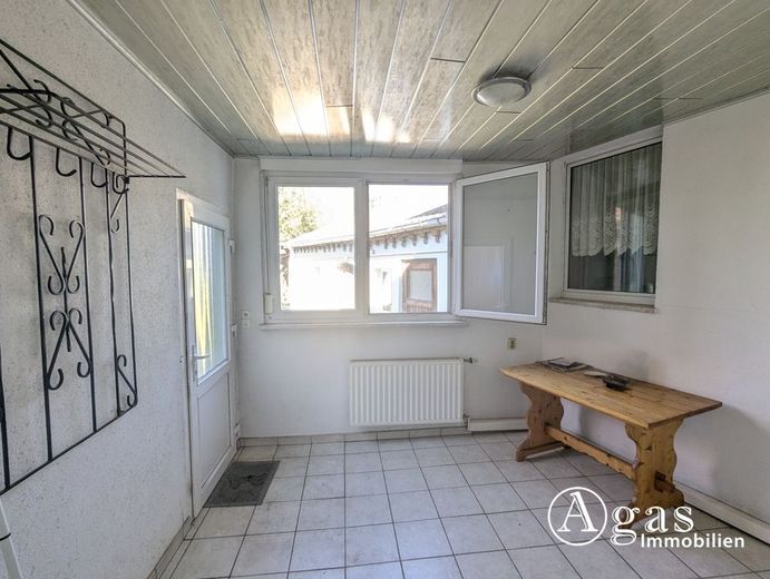 Einfamilienhaus mit Nebengebäuden auf großzügigem Grundstück – Veranda