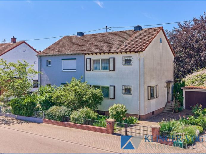 Sanierungsbedürftige Doppelhaushälfte mit Garten, Balkon und Garage – Foto 1