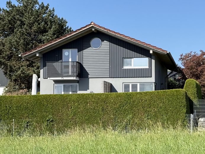 Modernes Einfamilienhaus mit freiem See- und Bergblick Nähe  Prien – Ansicht von Osten