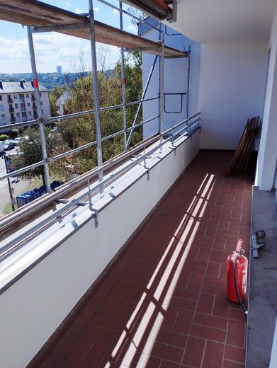 Luminoso appartamento di 3 locali con due balconi e un forte potenziale per il futuro – Großer Balkon Ansicht 1 