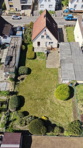 Wolnostojący dom jednorodzinny z garażem i dużym ogrodem w Gräfenhausen – Hinten