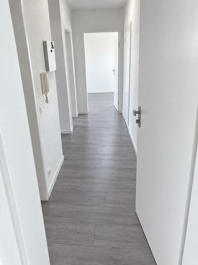 Frisch renovierte 3-Zimmer-Dachgeschosswohnung mit Garage – Flur