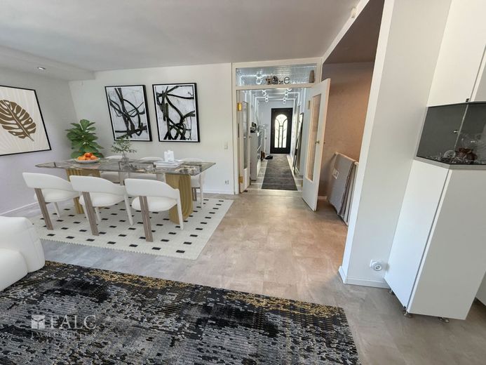 Maisonette-Wohnung mit Großzügigkeit und Komfort - modernes Wohnen auf zwei Ebenen – Eßzimmer Flur