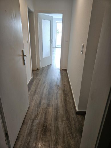 Der erste Schlüssel, der wirklich Dir gehört: Sanierte Wohnung mit Balkon – Flur 