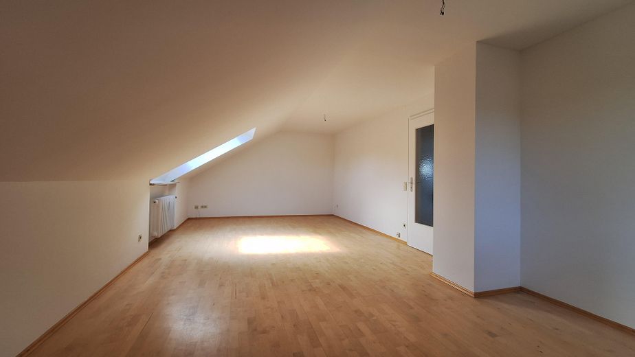 Schöne helle 1,5 Zimmer DG-Wohnung in ruhiger TOP-Lage – Wohn-Schlafzimmer 3