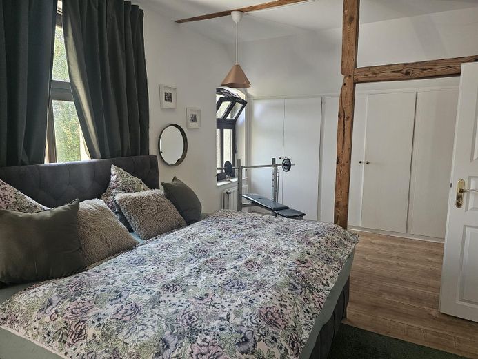 Großzügiges Haus in Alleinlage mit großem Garten – Schlafzimmer 1 OG