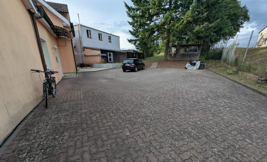 Odnowione i jasne, duży taras i ogród, EBK, miejsce parkingowe – Hof & Stellplätze