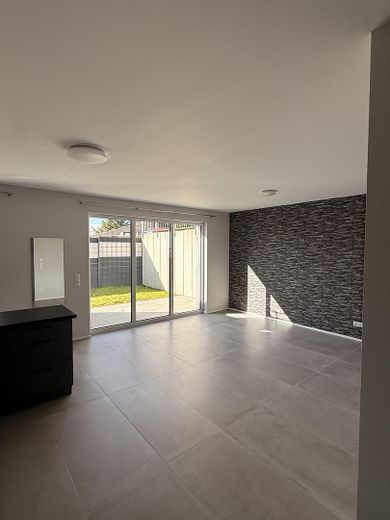Moderne 65m² Wohnung mit Terrasse & Gartenanteil – Foto 1