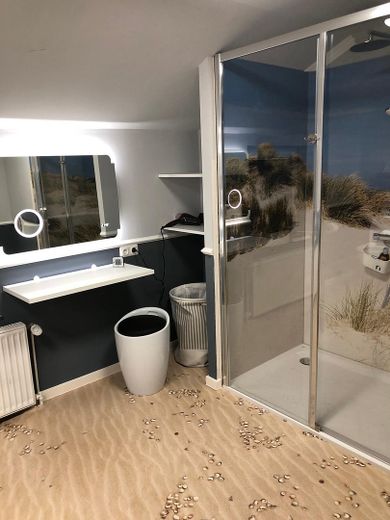 Geräumiges Bad mit Dusche