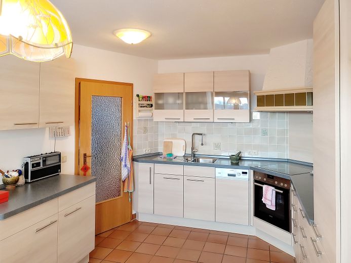 Avis aux investisseurs : duplex habité et meublé de 4 pièces avec cuisine, salle de bains et WC supplémentaires, dans un quartier calme proche du centre – Küche unten