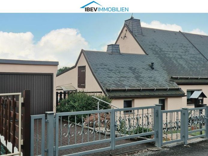 Casa bifamiliare ben tenuta con un bel terreno giardino – Foto 1