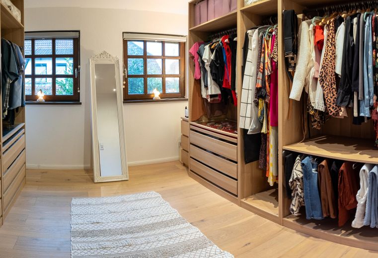 Begehbarer Kleiderschrank
