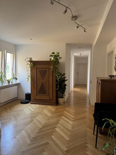 Elegante apartamento de 4 habitaciones en una ubicación céntrica – Flur