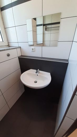 Voll vermietetes Mehrfamilienhaus mit stabilem Cashflow und Entwicklungspotenzial in Krefeld – EG Badezimmer