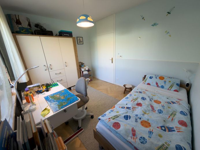 Provisionsfrei: 4-Zimmer-EG-Wohnung mit 300 m² Privatgarten, Süd-West-Terrasse, nur 2 Parteien – Kinderzimmer