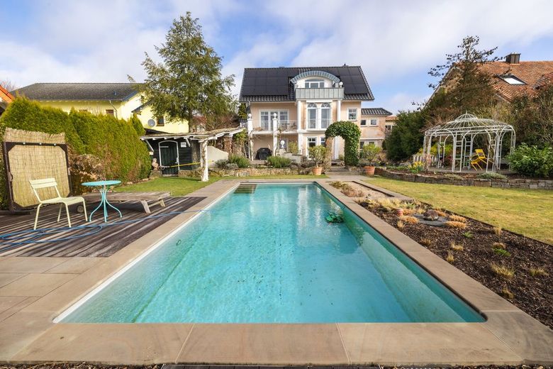 Villa mit Weitblick, Pool, Sauna und Koi-Teich in begehrter Lage von Hochscheid! – Blick aus dem Garten