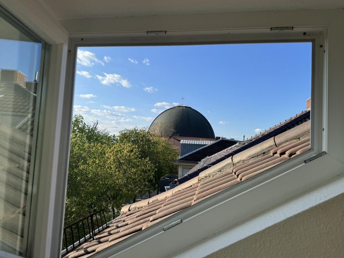 Attraktive DG-Wohnung -  Citylage im Grünen an Kuppelkirche, hohe Lebensqualität; von privat – Blick nach Norden auf Kirche