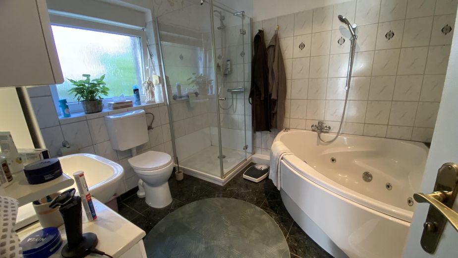 Provisionsfrei: Freistehendes Zweifamilienhaus im grünen Berlin-Heiligensee – EG Bad mit Wanne und Dusche