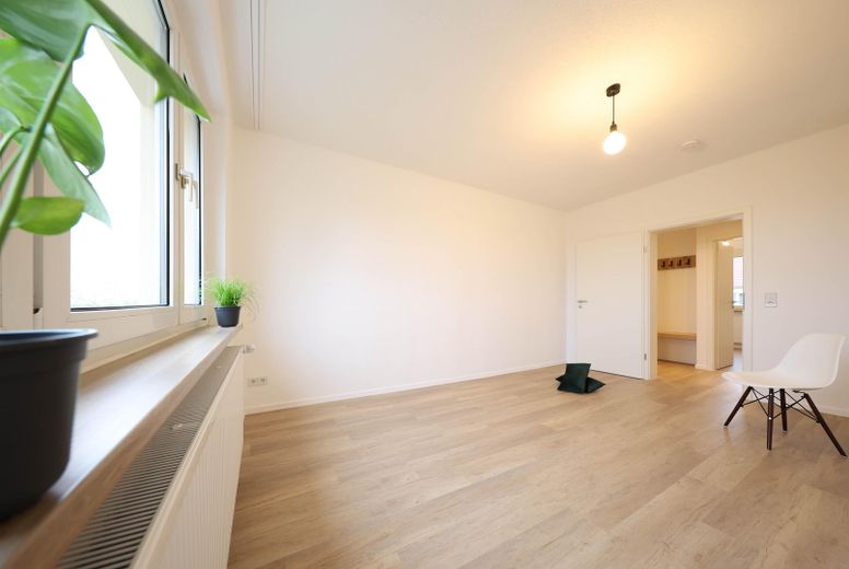 Attractively renovated + partially furnished + 3-room apartment, quietly located with fitted kitchen, cellar & bathroom with daylight – Wohnzimmer