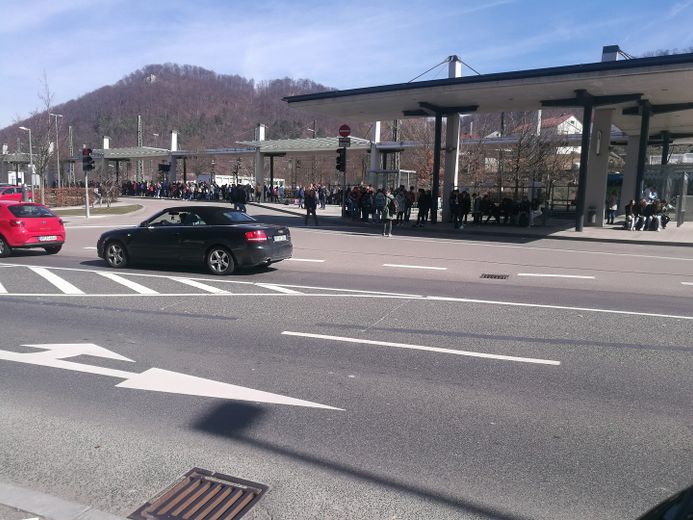 Blick über Straße zum ZOB