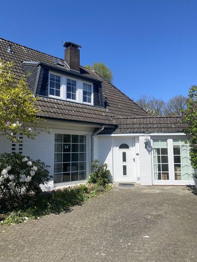 Freistehendes, individuelles  Architektenhaus mit separat gelegener Einliegerwohnung – Eingang zur Einliegerwohnung