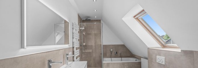 Hochwertig sanierte 5-Zimmer-DG-Wohnung mit großem Balkon und 2 Stellplätzen – Badezimmer