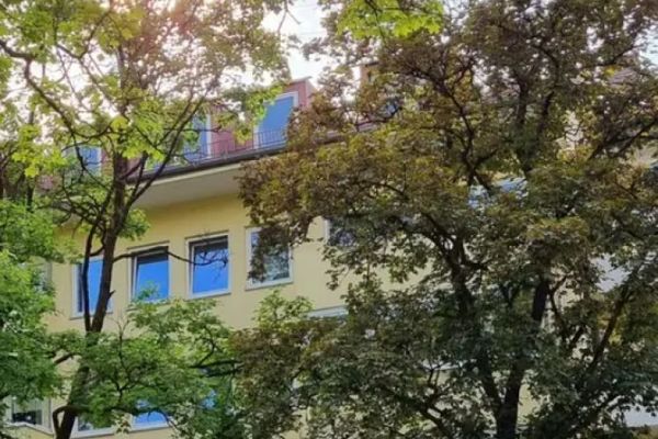 Möblierte 1-Zimmer-Wohnung mit großem Westbalkon in ruhiger Lage