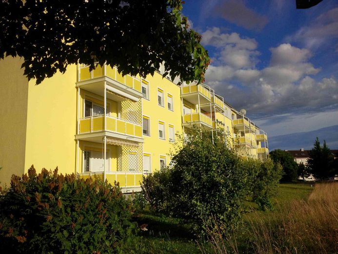 renov.bedürft. 3,5-Zi-Whg mit Balkon und EBK samt sep. DG-Whg. im Rohbau, in freundl. MFH in HN – Außenansicht Balkonseite West
