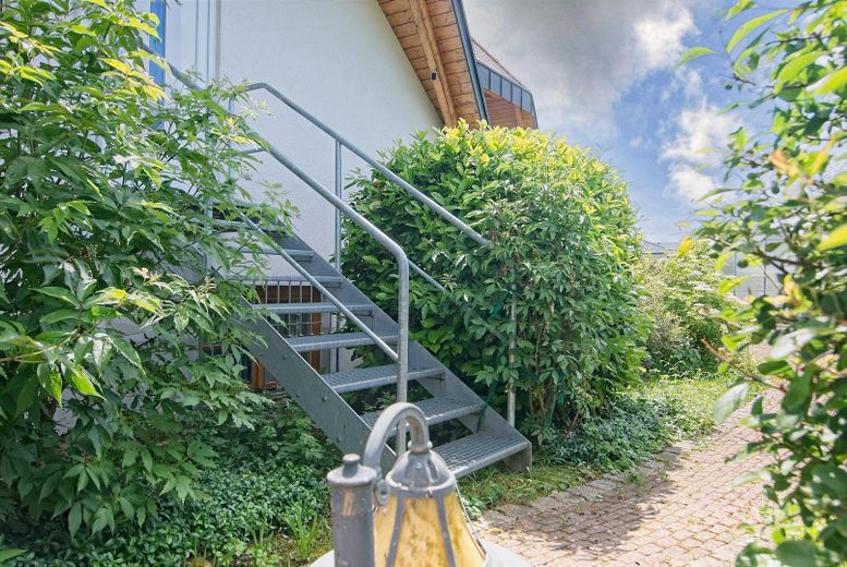 Prestigious A+ country house with in-law apartment on park-like grounds – Eingang Einliegerwohnung