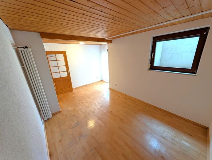 PROVISIONSFREI für Käufer! 5-Zimmer-Wohnung in Bestlage bei Coburg mit atemberaubendem Fernblick – Eines der drei Kinderzimmer in der unteren Wohnung - auch als Büro nutzbar