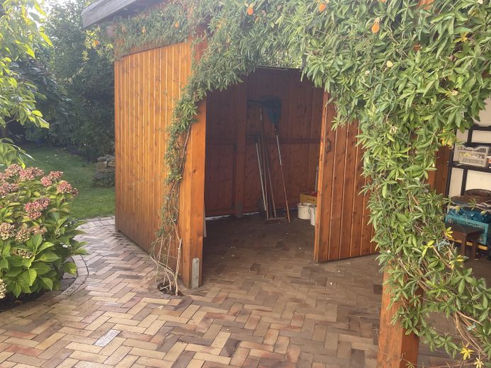 Modernes Einfamilienhaus mit viel Platz und idyllischem Garten, Kaufgrundstück – Carport mit Abstellraum