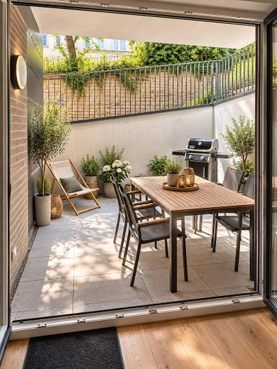 SIN COMISIÓN - Ubicación privilegiada / Moderno apartamento de 2 habitaciones (año de construcción 2018) con terraza, cocina y plaza de garaje subterráneo – Terrasse