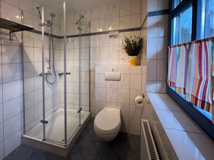Ferieninvestment + Lebensperspektive + Land auf Rügen – Bad/WC Haus Steuerbord