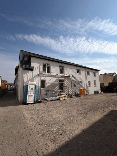 Eerste bewoning na kernrenovatie: lichte 2-kamerbeganegrondwoning met terras – Aktueller Stand außen