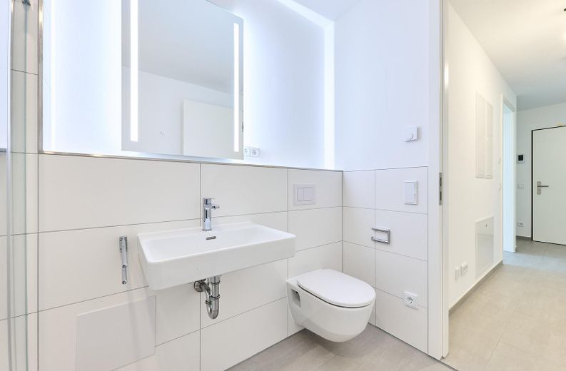 Neubau: Helle und ruhige Zwei-Zimmer-Wohnung mit luxuriöser Innenausstattung mit Balkon und EBK – Bad 4