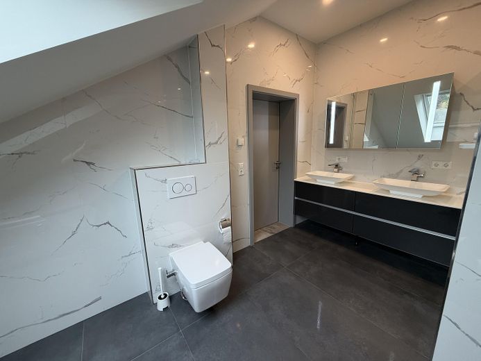 Exklusive 4-Zimmer-Penthousewohnung mit Dachterrasse & Garage+Stellplatz – provisionsfrei – Großzügiges Hauptbad