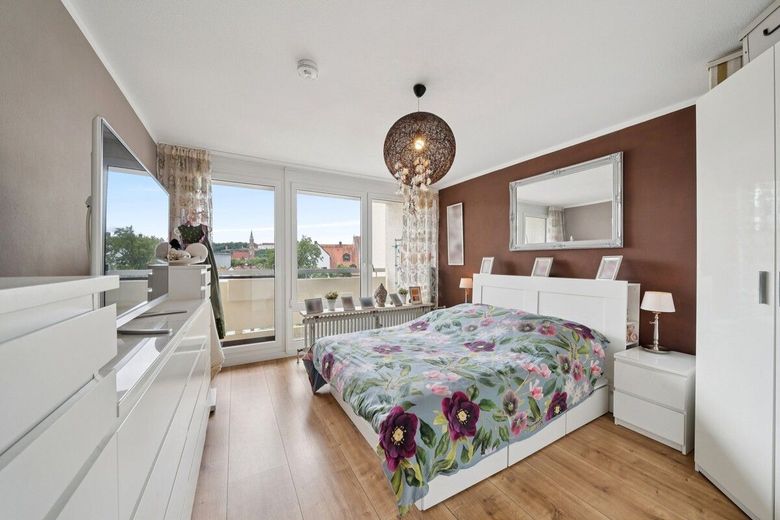 Großzügige 3-Zimmer-Maisonette in Landshut mit Loggia, Aufzug und Tiefgaragenstellplatz inklusive – Schlafzimmer