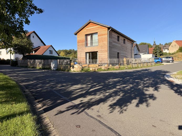 Neubau 2023 | KfW-40+ | PV + Speicher | 135 qm Wohnfläche | 635 qm Grundstück mit Südgarten – Hausansicht Strasse