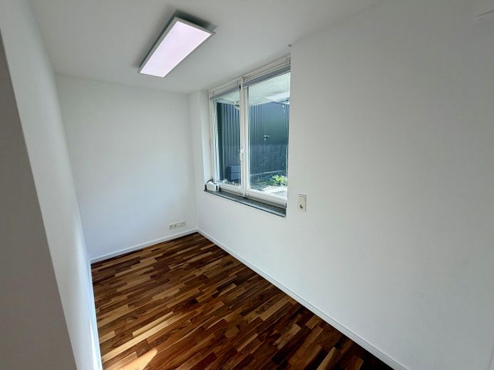 Piso split-level de alta calidad con carácter de casa en una ubicación privilegiada de Junkersdorf – Büro / Kinderzimmer EG