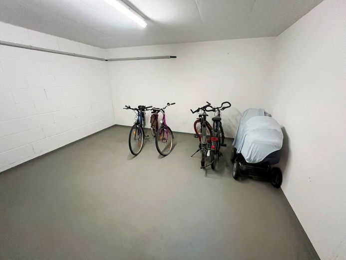 BEZUGSFREIES DACHGESCHOSS MIT EINBAUKÜCHE – Fahrradkeller