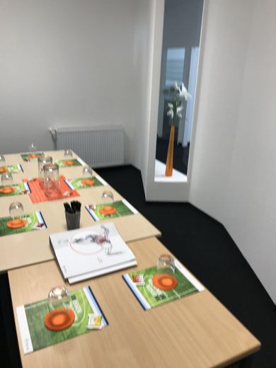 3 Einzelbüros (30m²,30m²,40m²) in Bürocenter, Toplage - direkt vom Eigentümer – Besprechungsraum