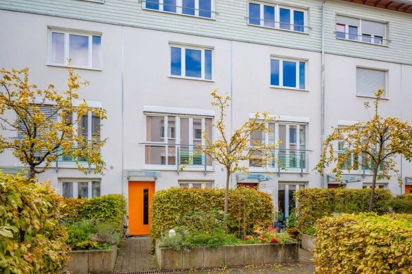 موقع ممتاز / منزل صفّي متوسط في Südstadt في الفناء الخلفي