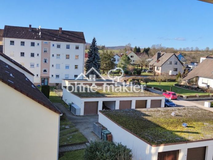 Helle Wohnung mit großzügigem Wohnbereich, Einbauküche, Balkon und eigener Garage – Foto 2
