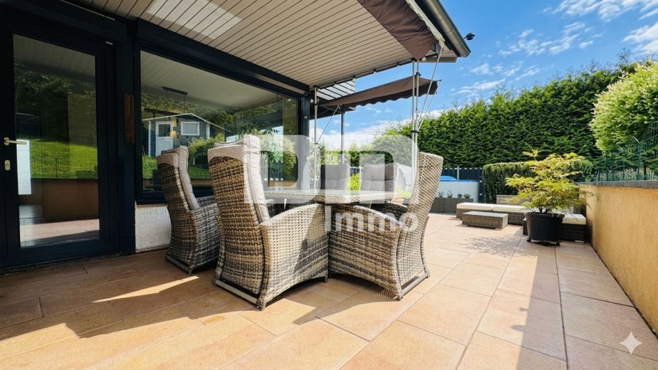 Umfangreich sanierter kompakter Wohntraum im Grünen mit großem Garten und vielen Extras – Terrasse / teilüberdacht