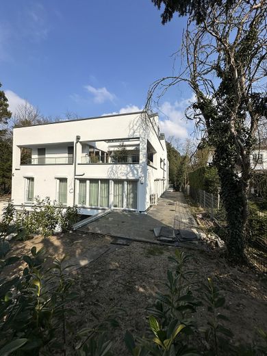 rechte Seite = Terrasse & Gart