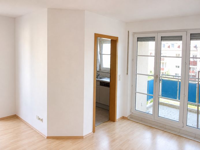 Moderne 2-Zimmer Wohnung mit  2 Balkonen in Werneuchen – Kücheneingang vom Wohnzimmer 