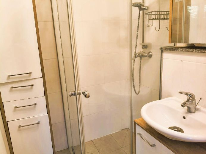 Familienfreundliche und gehobene Doppelhaushälfte mit Erdwärme und ohne Provision – Bad Souterrain 1