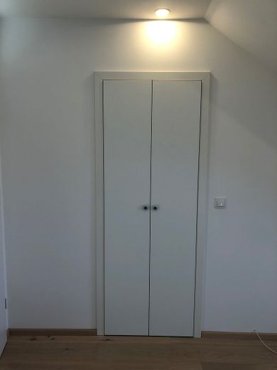 Exklusive Dachgeschosswohnung mit 2 Zimmern sowie Loggia in bevorzugter Lage von Plön – begehbarer Kleiderschrank